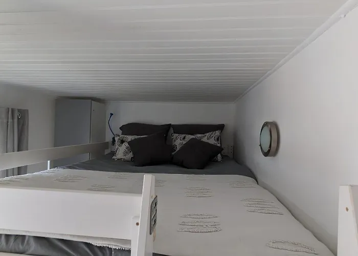 Vue - Acces Direct A La - 4 A 5 Personnes 생 힐레르 드 리에