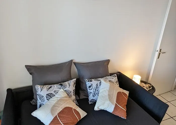 Vue - Acces Direct A La - 4 A 5 Personnes * 생 힐레르 드 리에